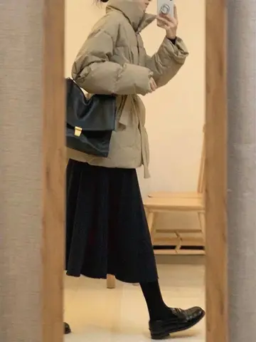 카키·브라운 톤 웰론 패딩과 롱스커트 전신 코디 사진