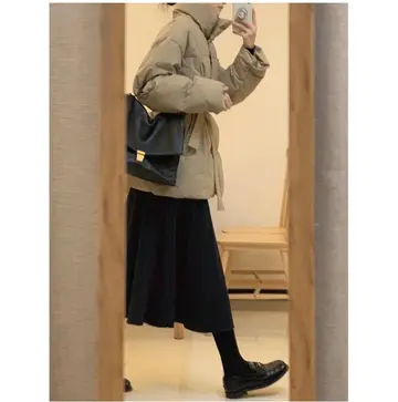 카키·브라운 톤 웰론 패딩과 롱스커트 전신 코디 사진