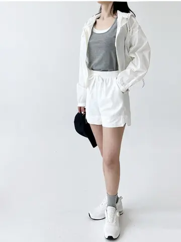 그레이·화이트 톤 반바지와 나시 전신 코디 사진