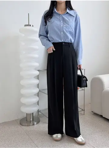 블랙·스카이블루 톤 와이드 슬랙스와 셔츠 전신 코디 사진