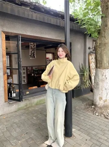 베이지·아이보리 톤 오버핏 점퍼와 청바지 전신 코디 사진