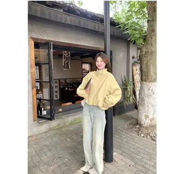 베이지·아이보리 톤 점퍼와 청바지 전신 코디 사진