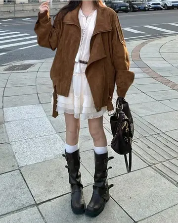 브라운·화이트 톤 레더자켓과 블라우스 전신 코디 사진
