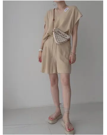 브라운·베이지 톤 니트와 니트원피스 전신 코디 사진