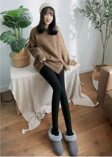 블랙 기모 레깅스와 니트 전신 코디 사진
