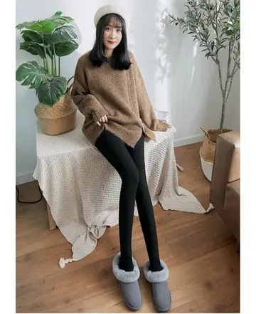 그레이·브라운 톤 기모 레깅스와 니트 전신 코디 사진