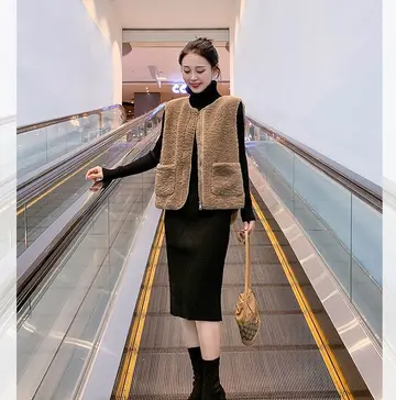 베스트와 블랙 롱스커트 전신 코디 사진