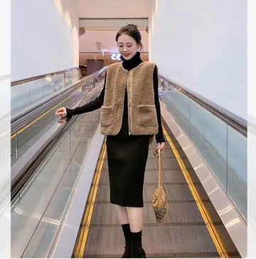 브라운·블랙 톤 베스트와 롱스커트 전신 코디 사진