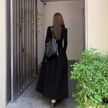 골지 원피스와 블랙 긴팔티 전신 코디 사진