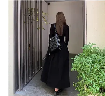 블랙·차콜 톤 골지 원피스와 긴팔티 전신 코디 사진
