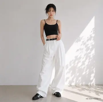 블랙 골지 민소매와 화이트 와이드팬츠 전신 코디 사진