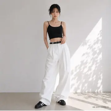 블랙·화이트 톤 골지 민소매와 와이드팬츠 전신 코디 사진