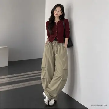 블랙·그레이 톤 카고팬츠와 니트 전신 코디 사진