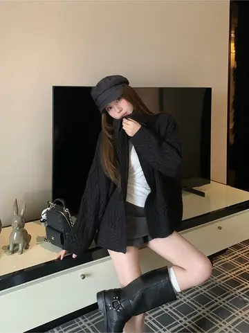 블랙 오버핏 꽈배기 가디건과 미니스커트 전신 코디 사진