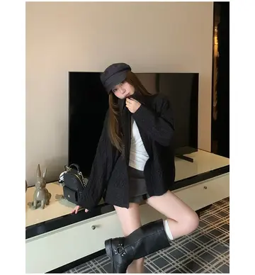 브라운·아이보리 톤 꽈배기 배기팬츠와 가디건 전신 코디 사진