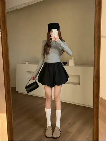 블랙 반바지와 그레이 긴팔티 전신 코디 사진