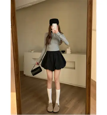 블랙·브라운 톤 반바지와 긴팔티 전신 코디 사진