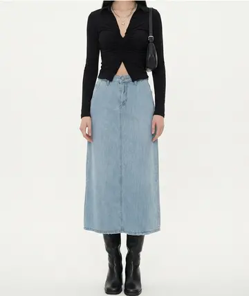블랙·그레이 톤 데님 스커트와 셔츠 전신 코디 사진