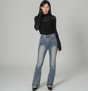청바지와 블랙 가디건 전신 코디 사진