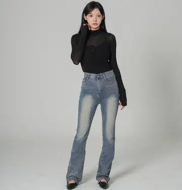 차콜·그레이 톤 청바지와 가디건 전신 코디 사진