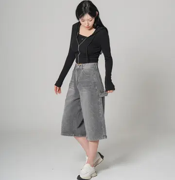블랙·그레이 톤 반바지와 후드티 전신 코디 사진