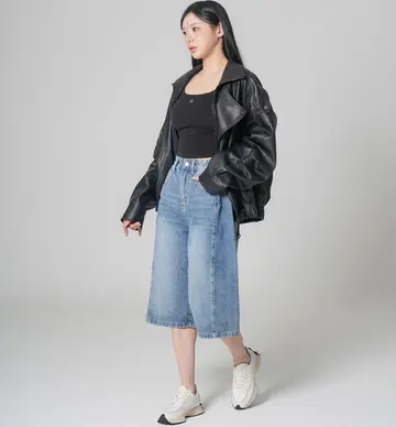 차콜·그레이 톤 반바지와 레더자켓 전신 코디 사진