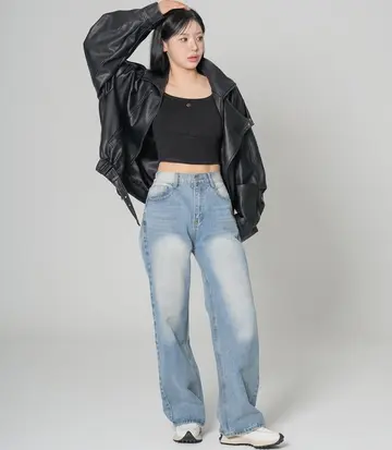 차콜·그레이 톤 청바지와 레더자켓 전신 코디 사진