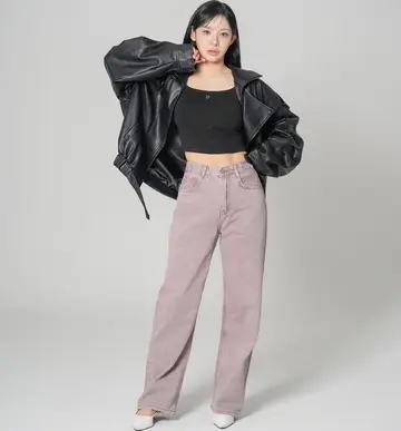 핑크 와이드팬츠와 블랙 레더자켓 전신 코디 사진