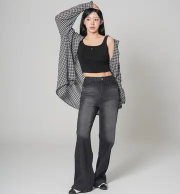 블랙·그레이 톤 와이드팬츠와 나시 전신 코디 사진