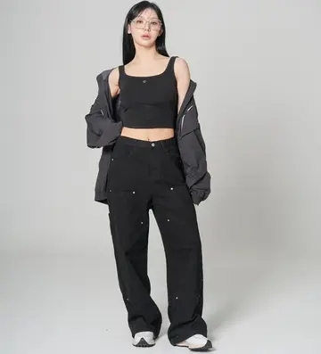 차콜·블랙 톤 와이드팬츠와 나시 전신 코디 사진