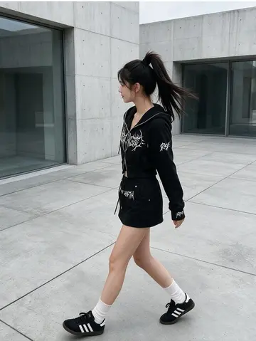 블랙 톤 후드집업과 후드티 전신 코디 사진