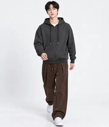 브라운 오버핏 와이드팬츠와 차콜 집업 전신 코디 사진