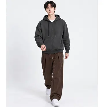 차콜·블랙 톤 와이드팬츠와 집업 전신 코디 사진