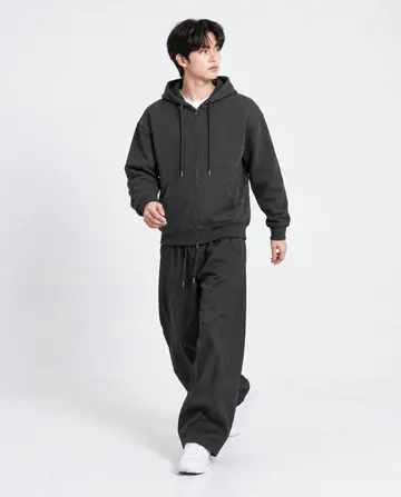 오버핏 와이드팬츠와 차콜 집업 전신 코디 사진