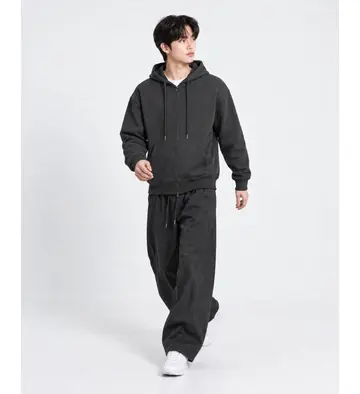 차콜·블랙 톤 와이드팬츠와 집업 전신 코디 사진