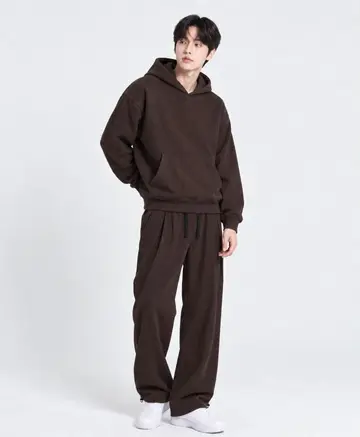 브라운 오버핏 와이드팬츠와 브라운 후드티 전신 코디 사진