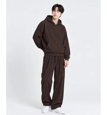 차콜·블랙 톤 와이드팬츠와 후드티 전신 코디 사진