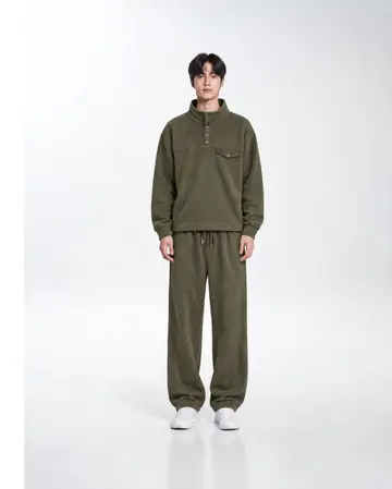 카키·차콜 톤 오버핏 조거팬츠와 플리스 전신 코디 사진