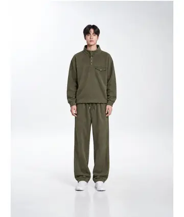 카키·차콜 톤 조거팬츠와 플리스 전신 코디 사진