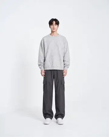 그레이 오버핏 맨투맨과 그레이 카고팬츠 전신 코디 사진