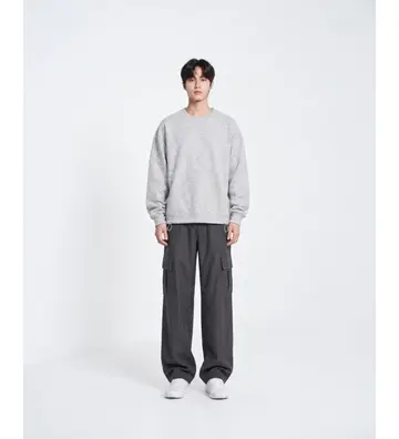 그레이·차콜 톤 맨투맨과 카고팬츠 전신 코디 사진