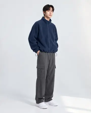 네이비 오버핏 플리스와 스트라이프 카고팬츠 전신 코디 사진