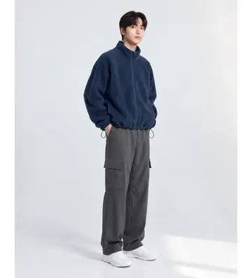 네이비·블랙 톤 플리스와 카고팬츠 전신 코디 사진