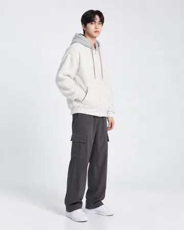화이트 오버핏 집업과 그레이 카고팬츠 전신 코디 사진