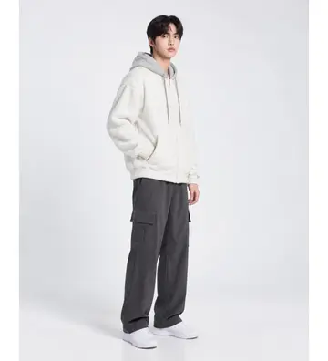 베이지·차콜 톤 집업과 카고팬츠 전신 코디 사진