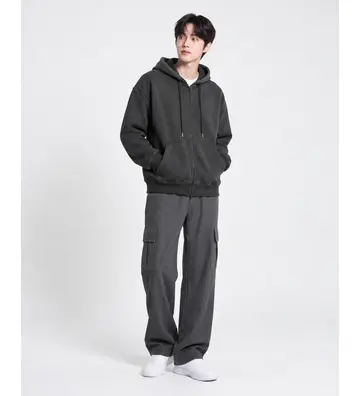 차콜·블랙 톤 후드집업과 후드티 전신 코디 사진