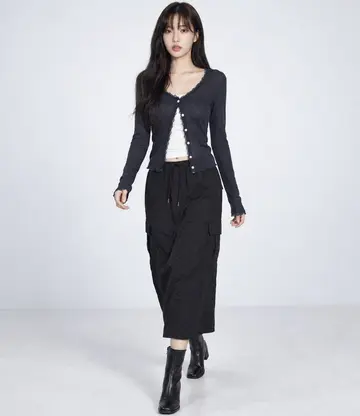 화이트·블랙 톤 레이스 크롭가디건과 카고팬츠 전신 코디 사진
