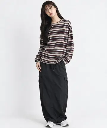 블랙·차콜 톤 스트라이프 긴팔티와 카고팬츠 전신 코디 사진