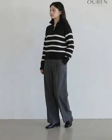 블랙·차콜 톤 스트라이프 니트와 슬랙스 전신 코디 사진