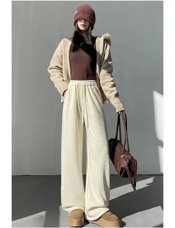 아이보리·베이지 톤 와이드팬츠와 집업 전신 코디 사진